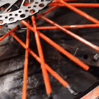 Koło motocyklowe KTM na zmieniarce opon w warsztacie KTJ Rzeszów