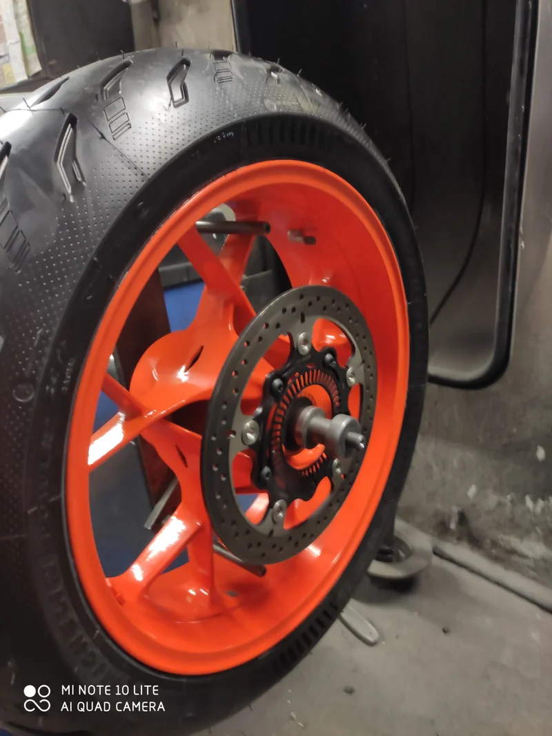 Montaż opony motocyklowej