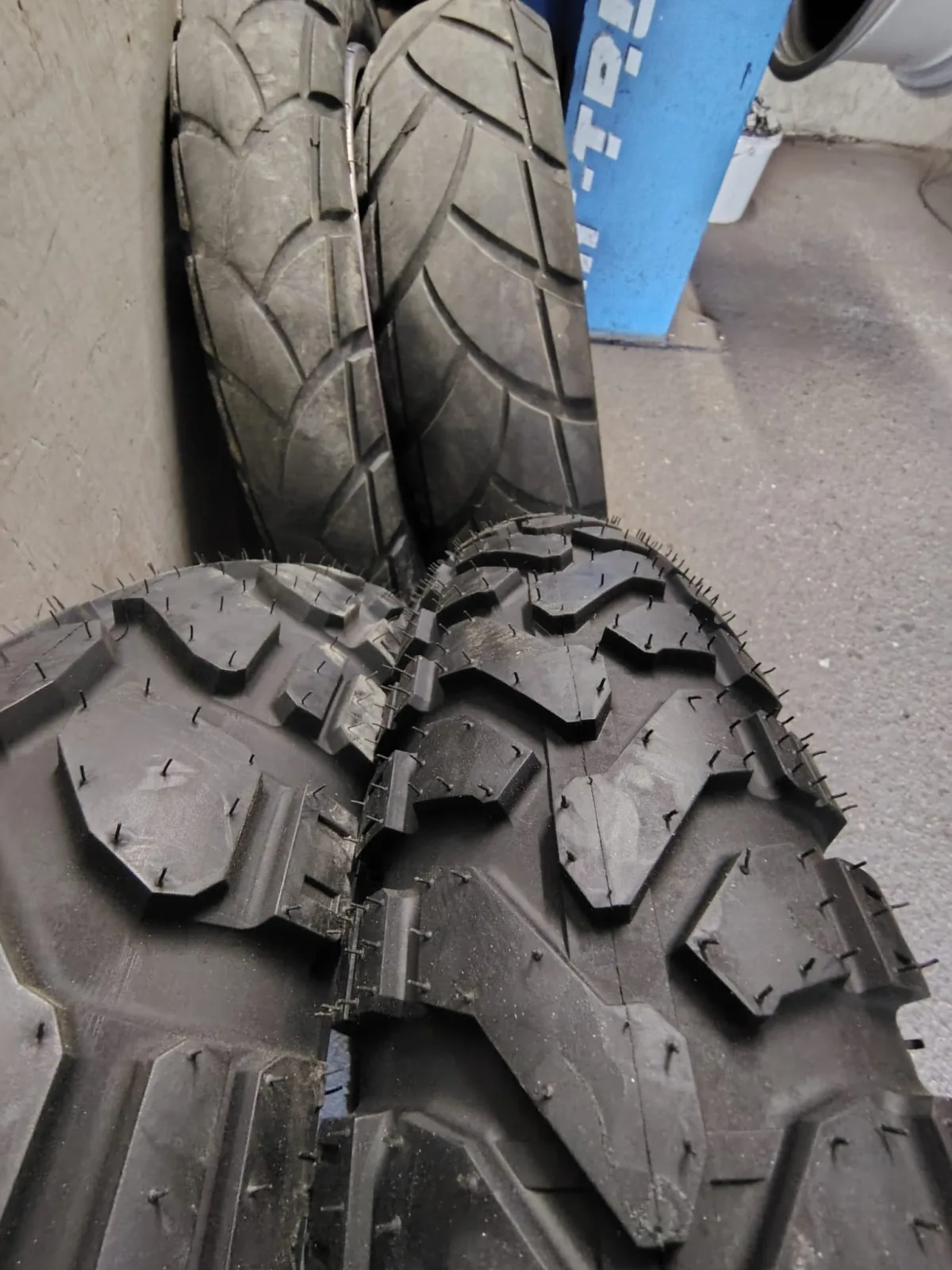Opony motocyklowe w serwisie KTJ przed wymianą