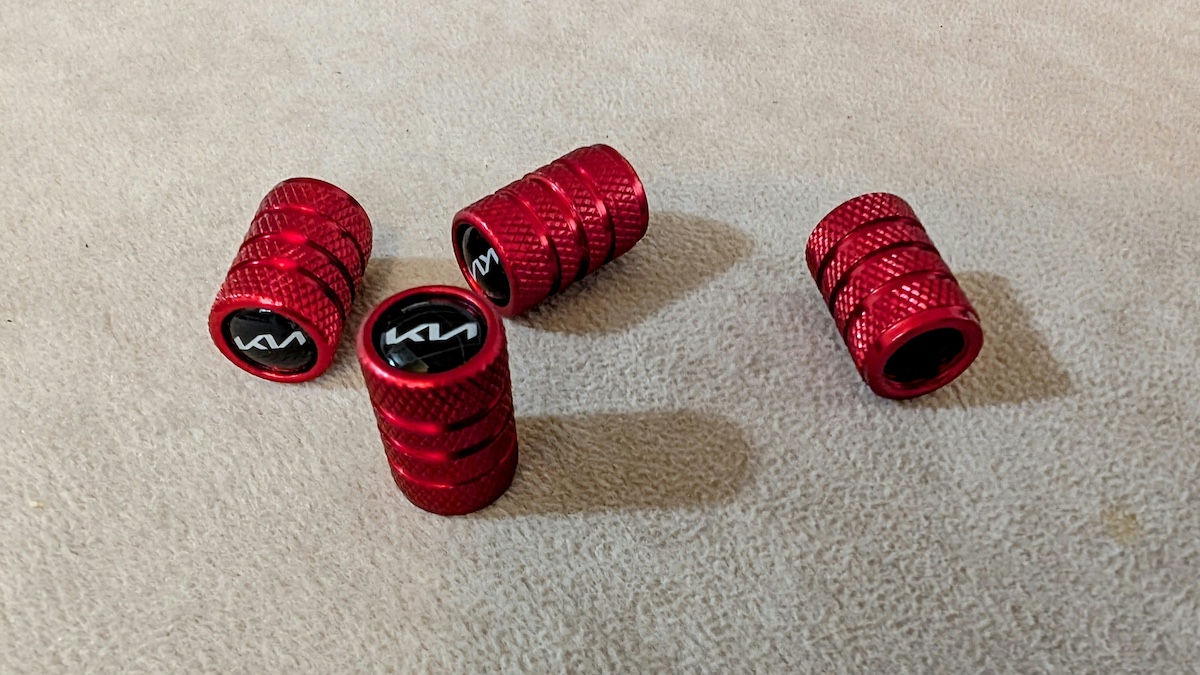 Czerwone nakładki na wentyle opon z logo KIA - akcesoria do kontroli ciśnienia w oponach