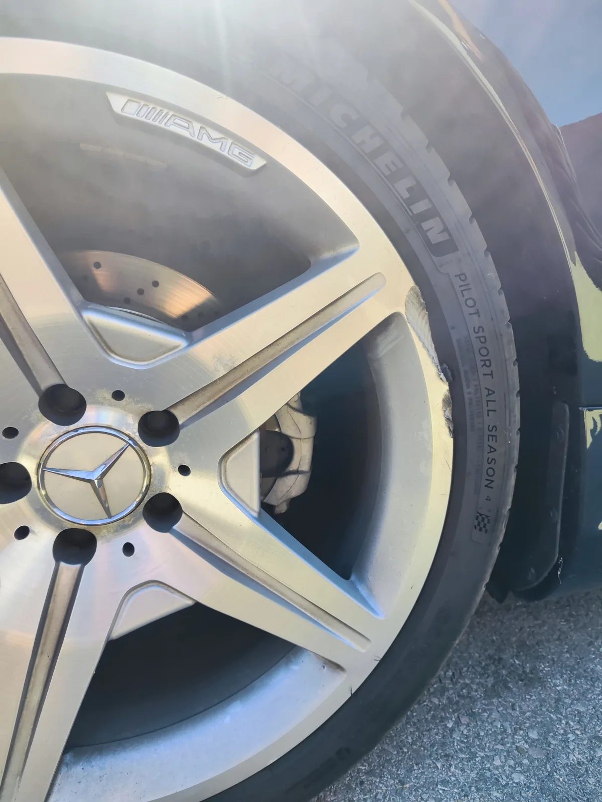 Felga aluminiowa Mercedesa z toczonym licem i otarciami rantu na aucie przed renowacją