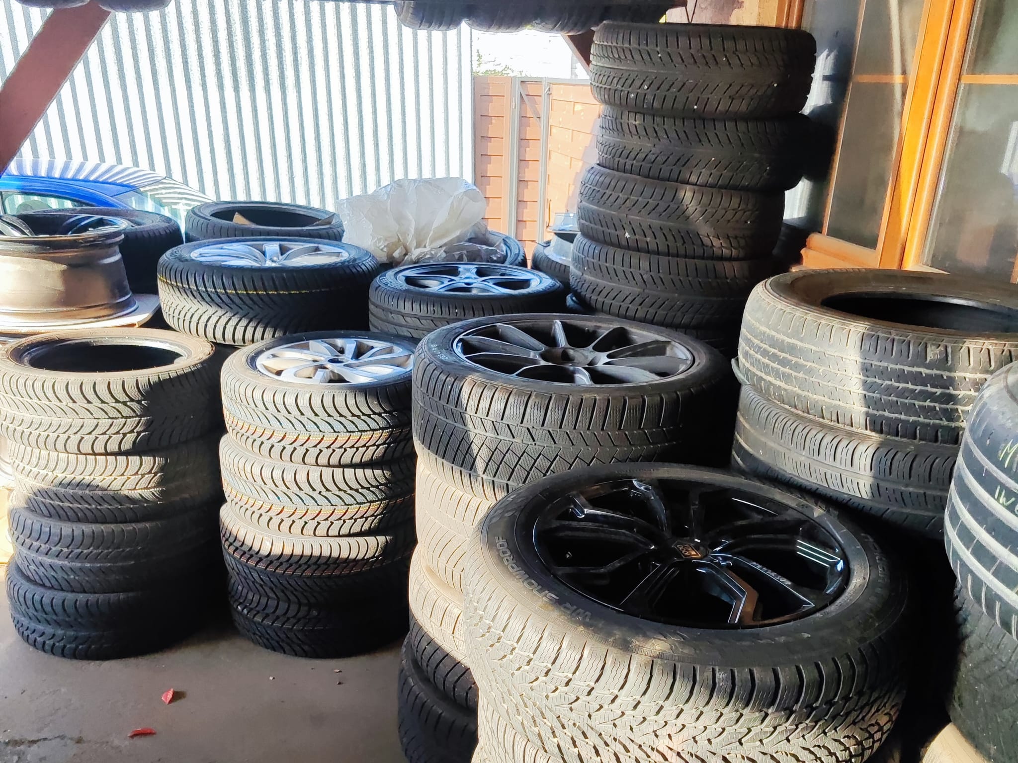 Kontrola jakości po wymianie opon - sprawdzanie ciśnienia i wyważenia kół